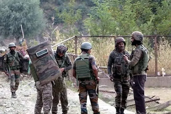 Incident happened on 2 army people in jammu kashmir