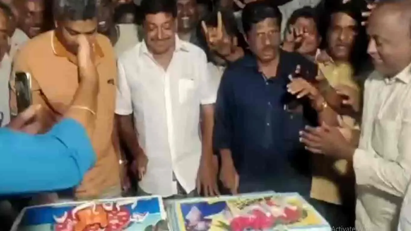 rajini fans celebrate super star rajinikanth birthday with baba movie in karur 