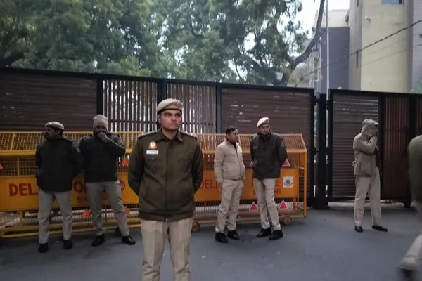 Police gathering in front of Arvind Kejriwal's house and Confusion in Delhi