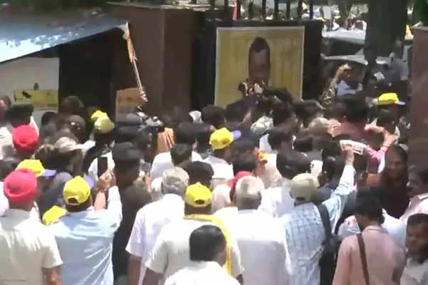 Aam Aadmi attempt to besiege the BJP office