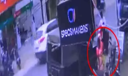  1 lakh robbery in  bank entrance... police investigatio