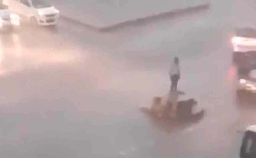 assam traffic constable on duty inspite of thunderstorm