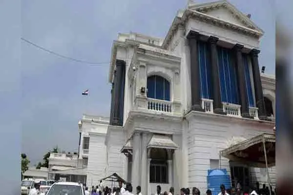 dravidar kazhagam chief veeramani press statement about twelve hours work act 