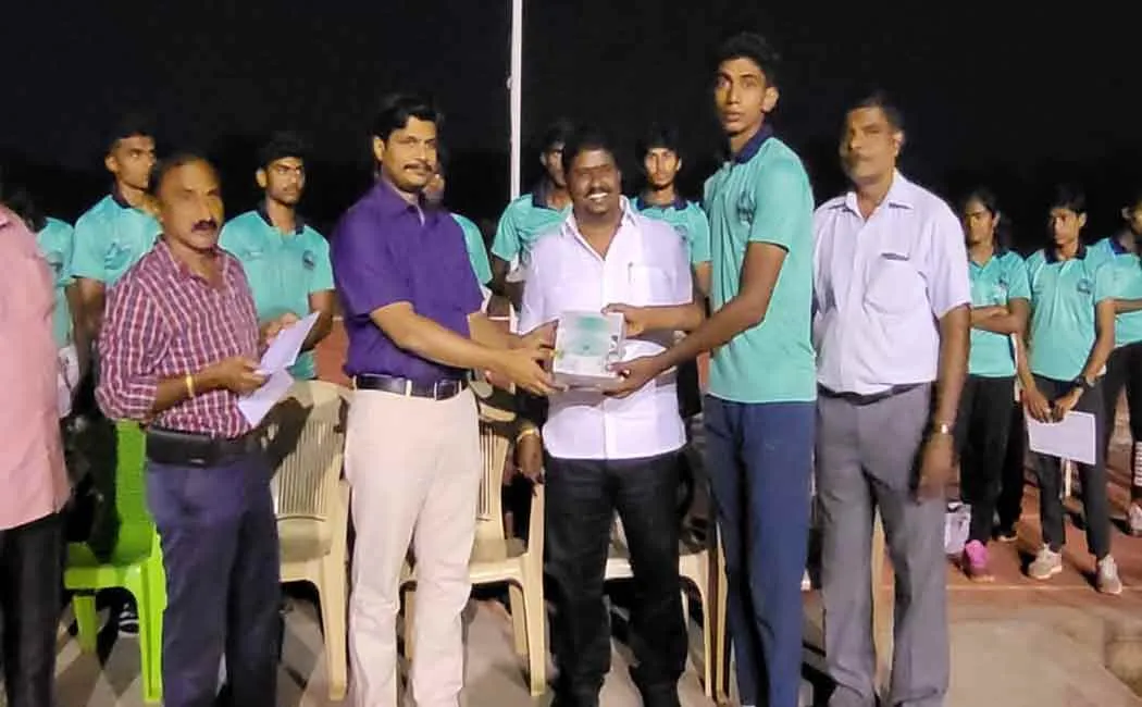 State Athletics Championships: Athletes' Associations Giving Prizes to Athletes
