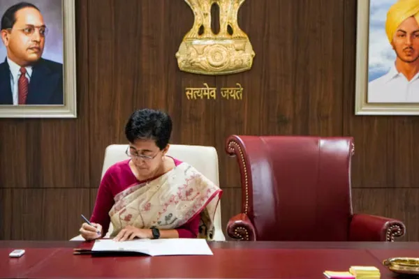 Delhi Cm atishi sit next to kejriwal's empty chair