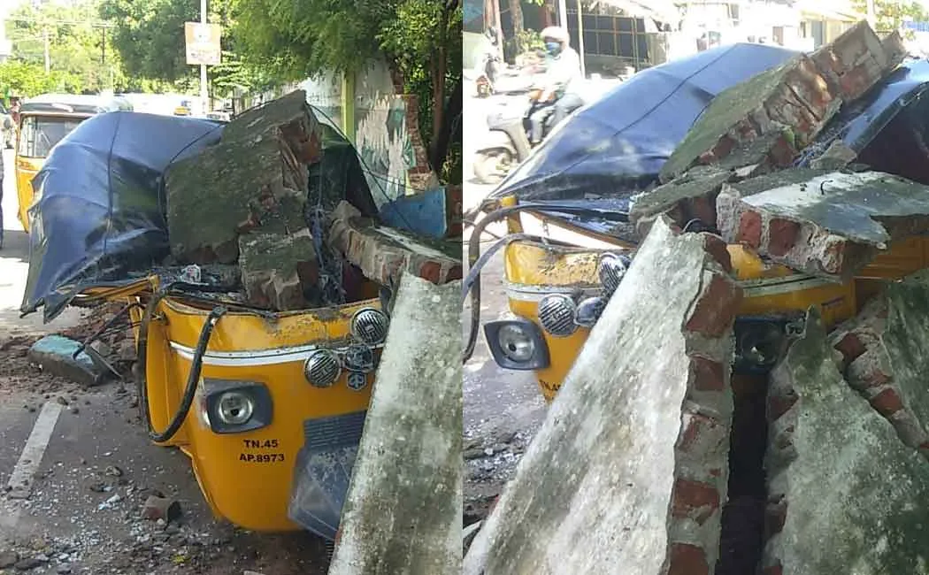 Auto damaged in the fall of the wall