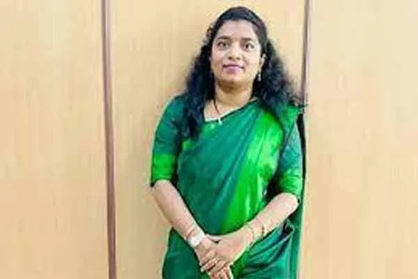 A woman officer lost her life who was alone at home in bangalore