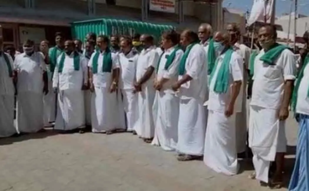 Farmers' unions rally to start work on Chakkaluttu Mettu road connecting Tamil Nadu and Kerala!