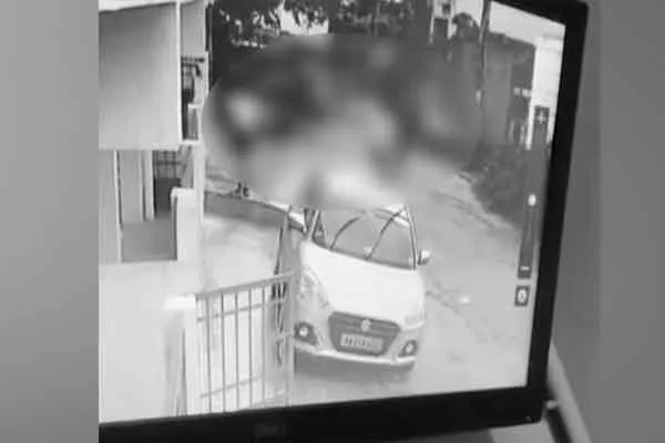 A young woman incident on the road try to caught a gang of 5 
