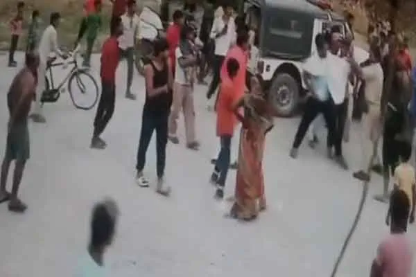 Villagers hit police officers who went arrest drunk men in bihar