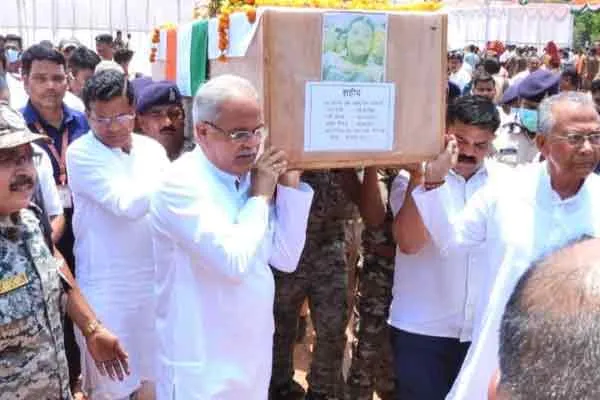 chhattisgarh chief minister bhupesh bagal participated pay tribute ten police incident 
