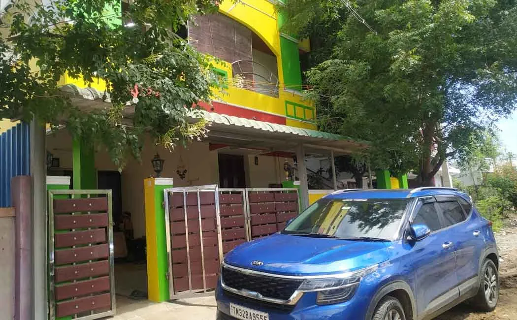 Anti-bribery officers raid the home of a government official