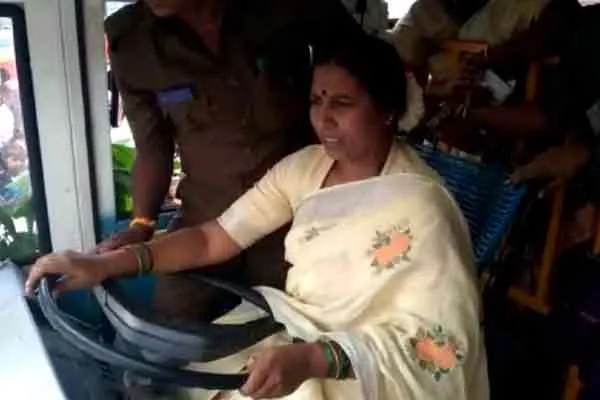 karnataka congress women mla rupa kala sasithar bus issue viral video
