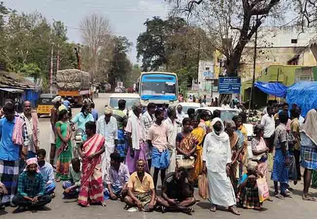 Farmers block road because of lower prices for groundnuts!