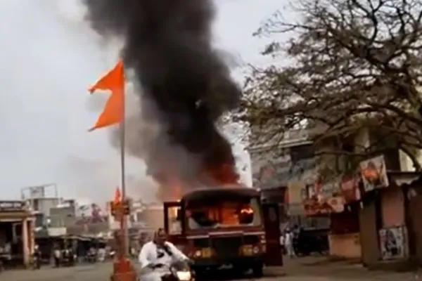 The struggle broke out again and Set fire to the government bus in maharashtra
