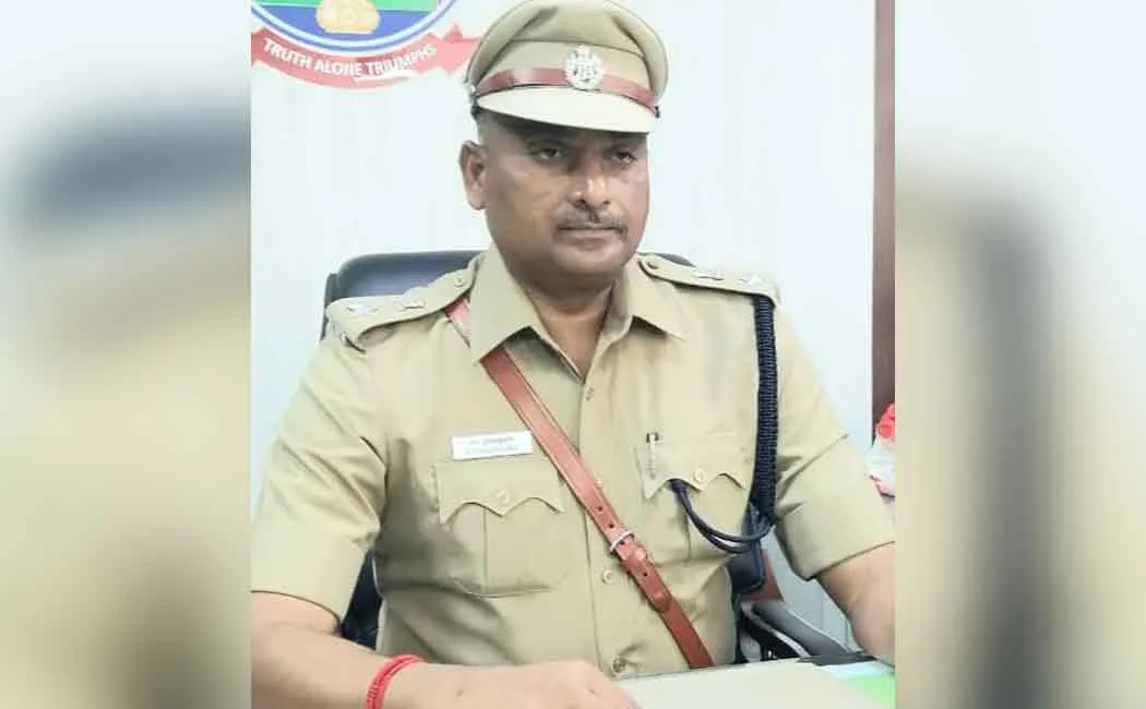 Police to go to the complainant's house and settle the matter ...!