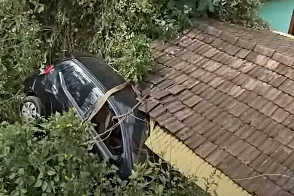 A car plowed into the house; Police investigation!
