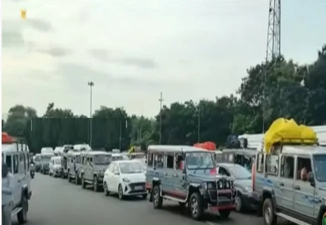Vehicles are lined up in Alibiri!