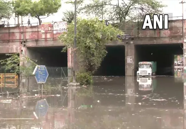 Heavy rains with thunderstorms in Delhi!