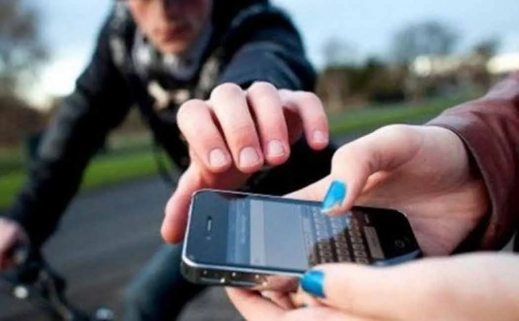 Cellphone theft three people arrested 