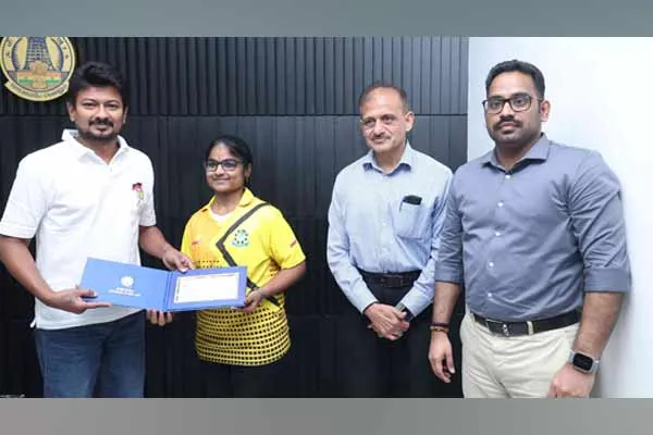 Minister Udhayanidhi gave checks to sport swomen