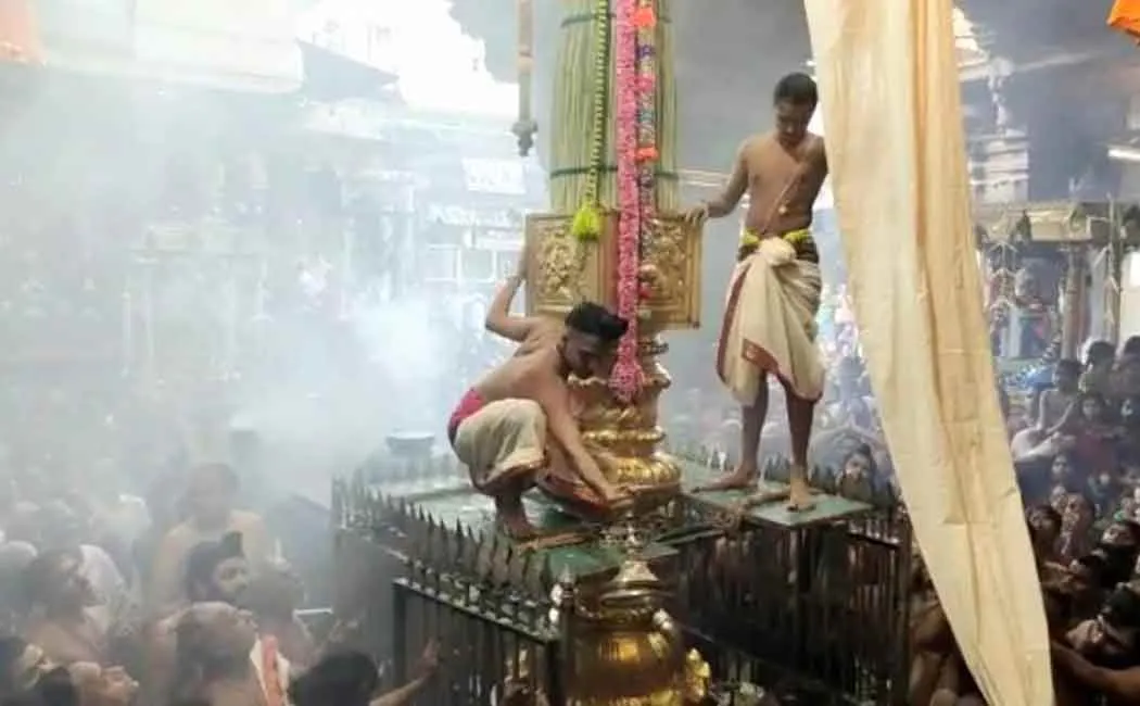 In chidambaram temple devotees are struggle to get inside 