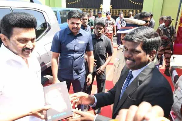 tamil teacher meet cm stalin in trichy airport 