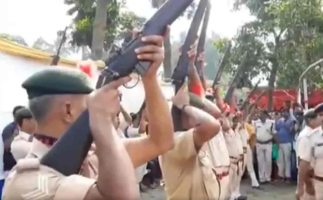 Rifles fail to fire during the state funeral of former Bihar Chief Minister Jagannath Mishra