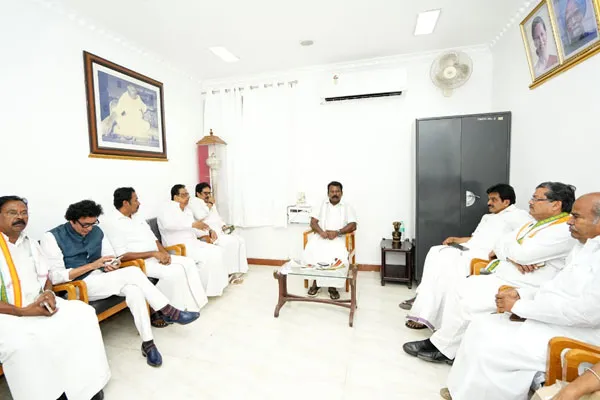 A signed contract for seats for Congress at dmk alliance