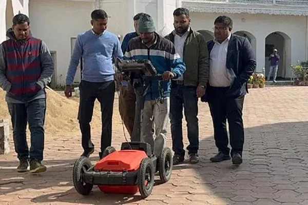 Can money be stashed under Congress MP's house? and Testing with modern equipment 
