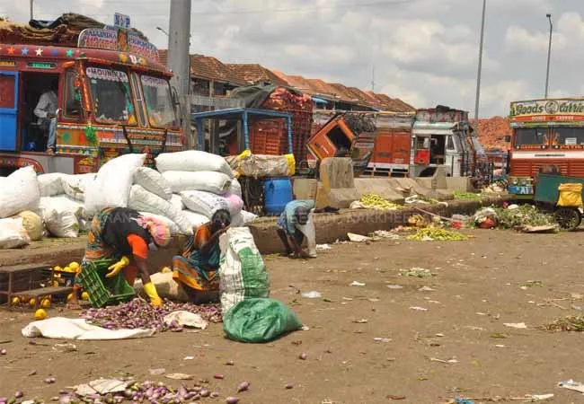 chennai koyambedu market police coronaviorus lockdown 