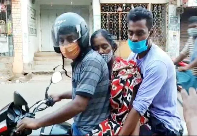 andhra pradesh women incident son bike coronavirus hosptial doctors 