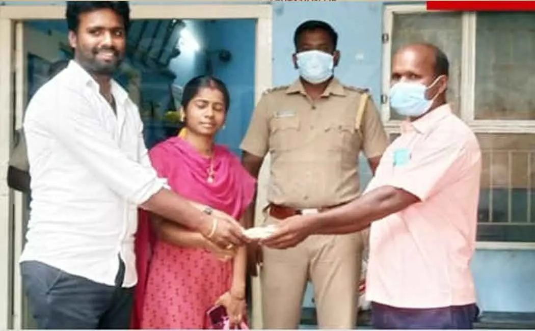 Farmer who lost money ... couple who came and handed over