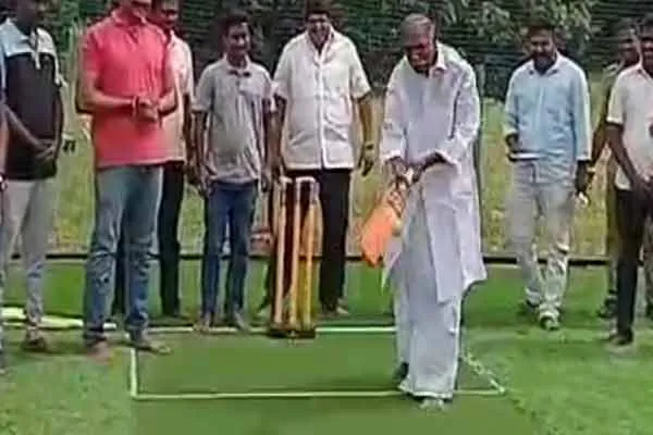 Chief Minister who played cricket; The video went viral!