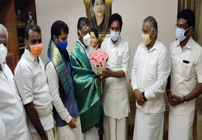 eps and ops meet union home minister amitshah at chennai 