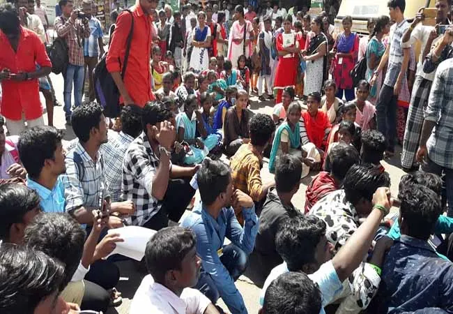 cuddalore Road blocking due to government bus Engaged college students