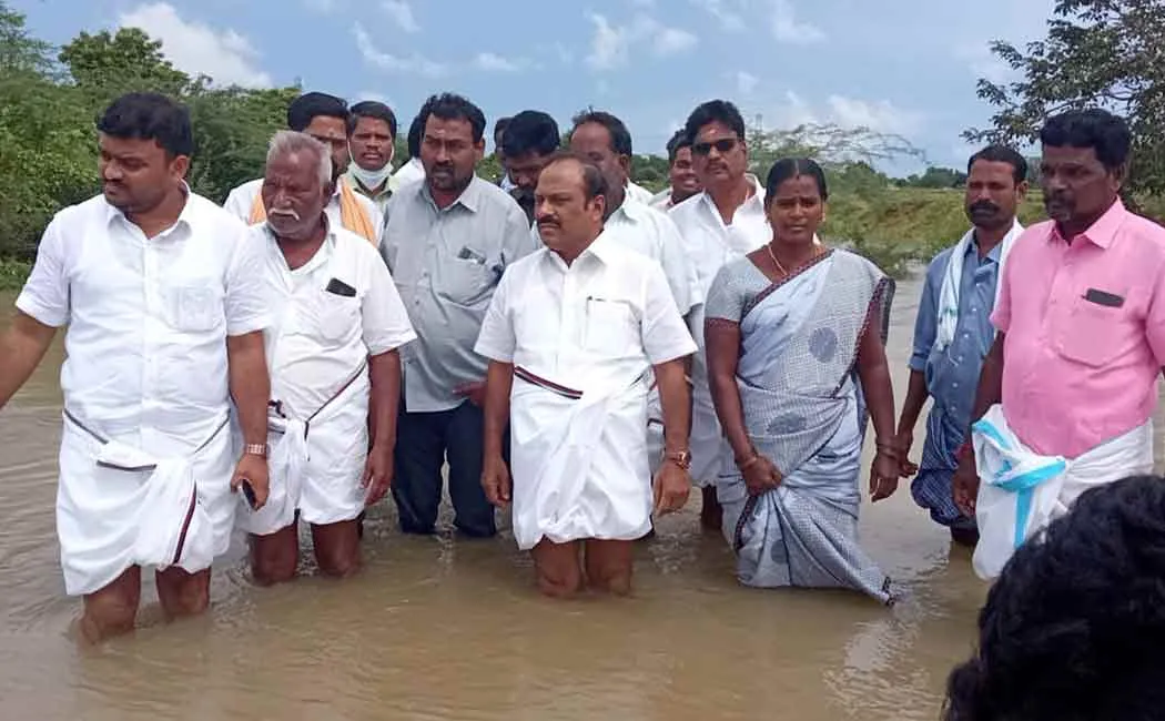 Minister actively involved in rain and flood relief work
