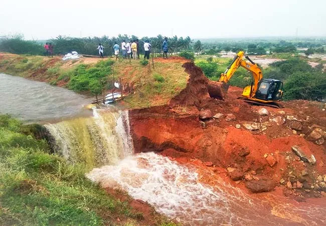  The sudden collapse of the canal ...  Damage to farmlands dindigul district 