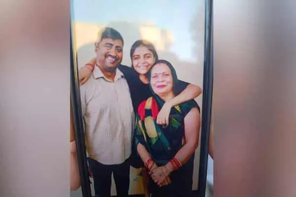 The son who hit his parents and played with the police in delhi