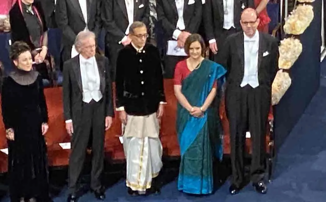 abhijit banerjee receives noble prize in traditional indian attire