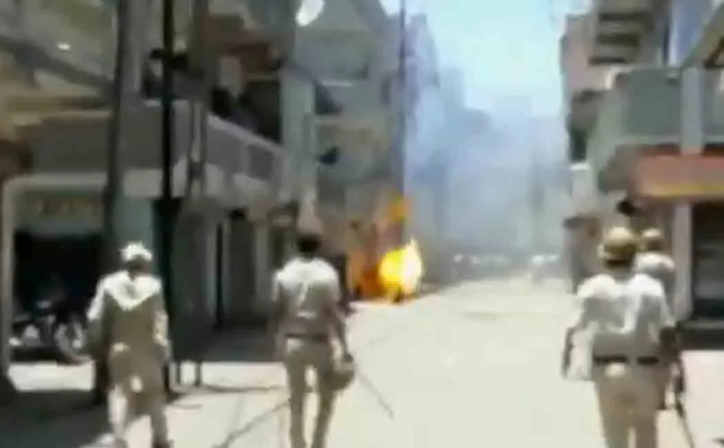 surat workers on street