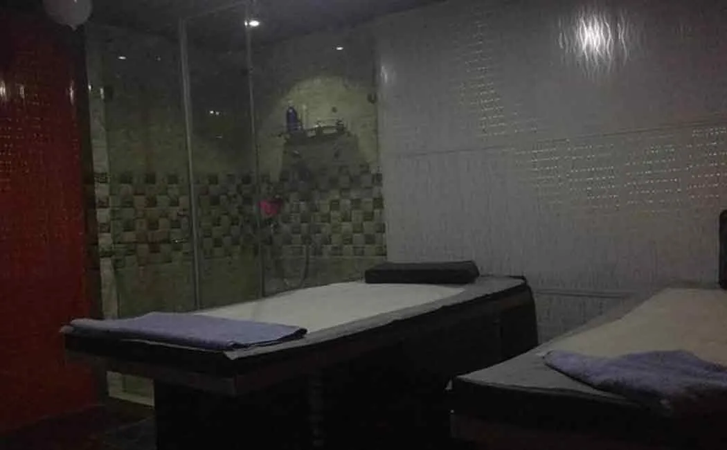 Nakkeeran news effect..! 5 arrested for conducting  massage centers ..!