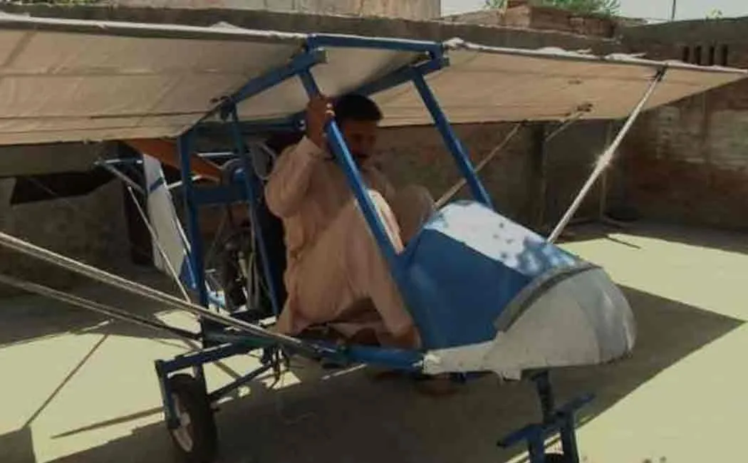 pakistan popcorn seller built an aircraft inspite of his poverty
