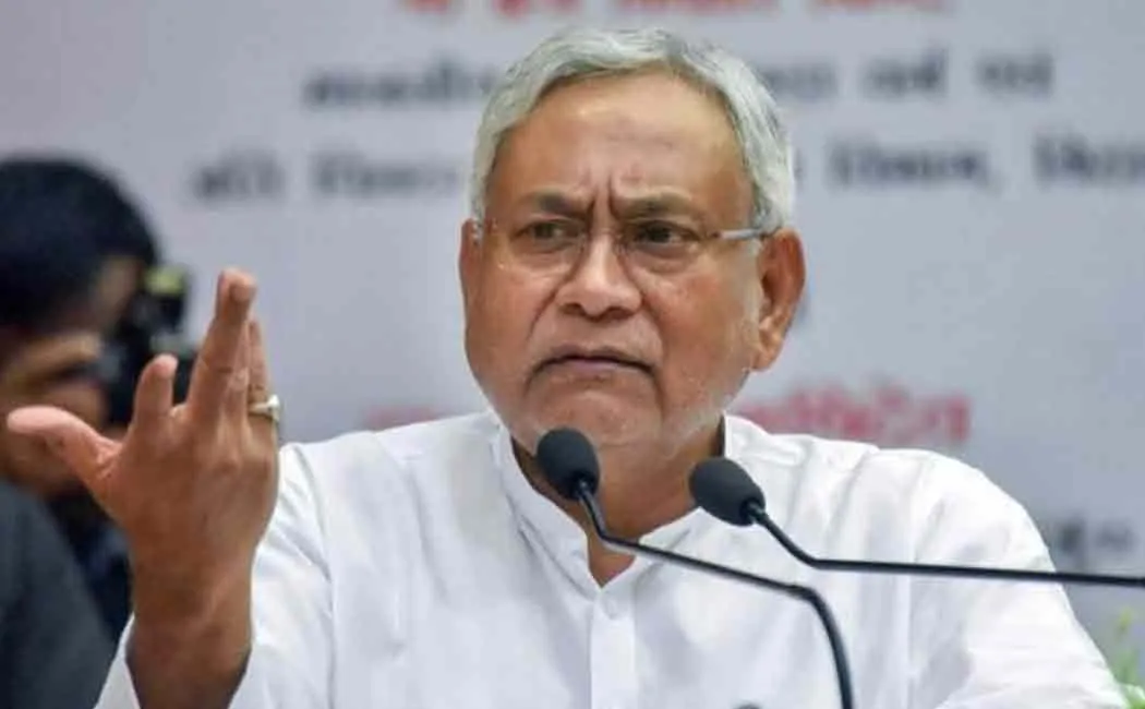 Onions pelted during Chief Minister Nitish Kumar's election rally