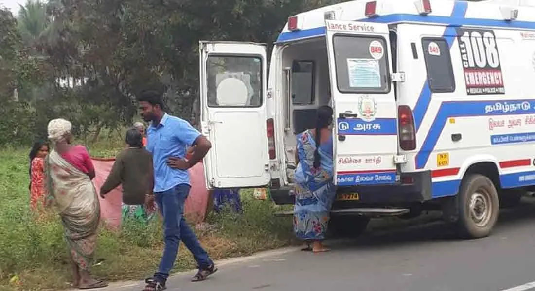 The woman who went to the ambulance for childbirth gave birth to a baby in a farm