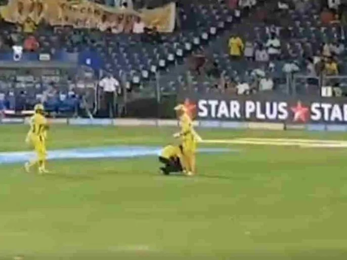 dhoni fan touch the feet 