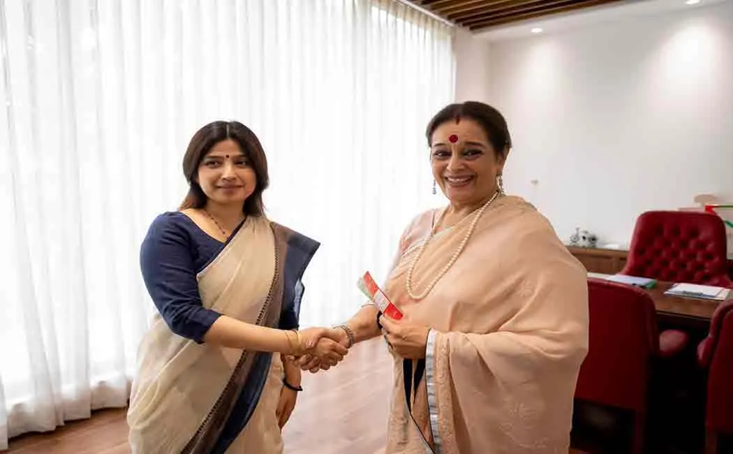 poonam sinha joins samajwadi and to contest in lucknow against rajnath singh