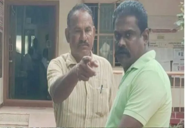 Tasmac employee was robbed of 2 lakhs by sprinkling chilli powder in his eyes!