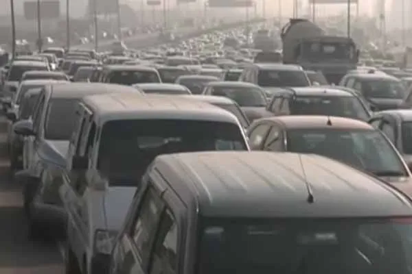 Farmers struggle Traffic jam at Delhi-Uttar Pradesh border