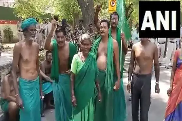 Tamil Nadu farmers struggle in Delhi